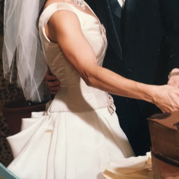 Stunning Vera Wang Wedding gown size 4. - Picture 6 of 6